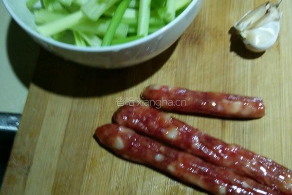 芹菜炒腊肠的做法图解1