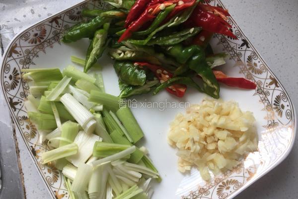 老干妈蒜香回锅肉的做法图解1