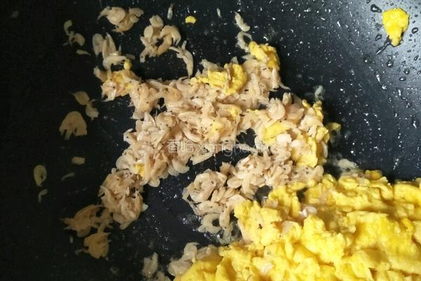 鸡蛋辣椒虾皮馅的做法图解9