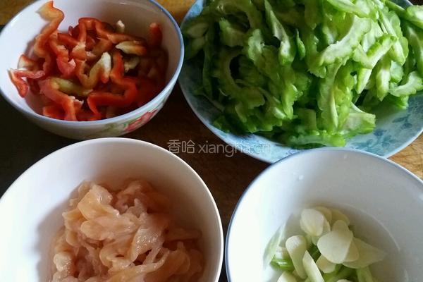 鸡丝苦瓜的做法图解1