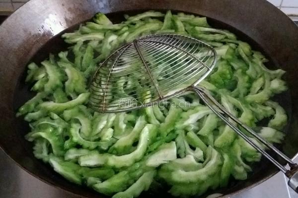 鸡丝苦瓜的做法图解2
