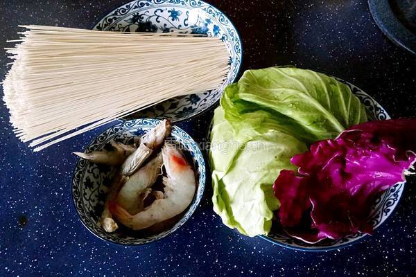 虾仁炒面的做法图解1
