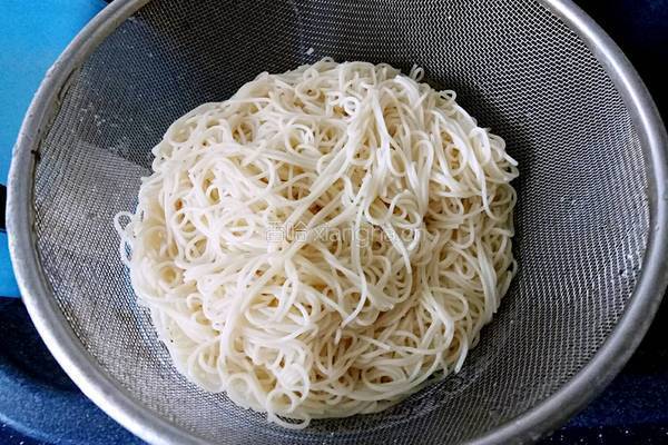 虾仁炒面的做法图解4