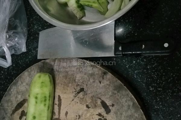丝瓜炒肉的做法图解1