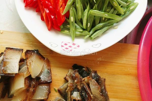 四季豆炒腊肉的做法图解2