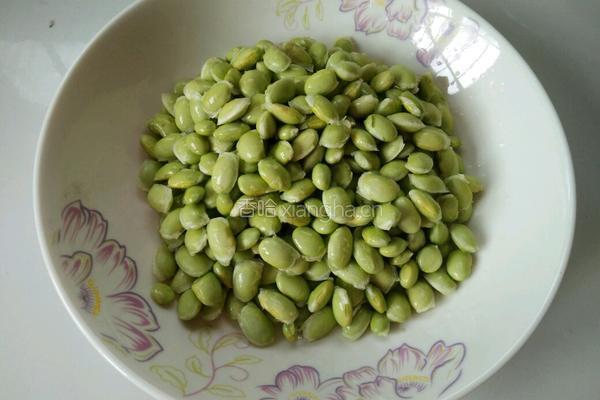 毛豆炒肉的做法图解2