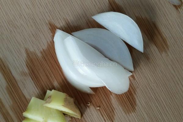 羊肉金针菇菠菜汤的做法图解1