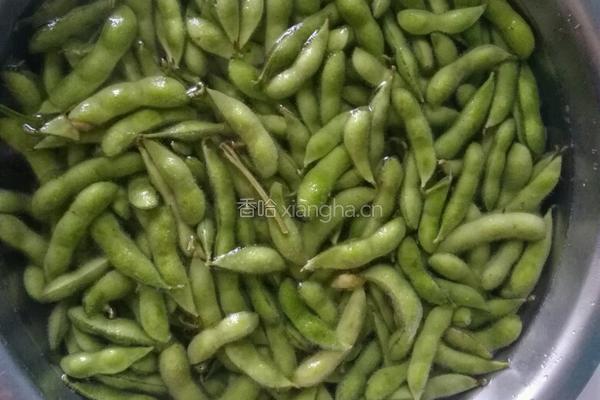 水煮毛豆的做法图解2