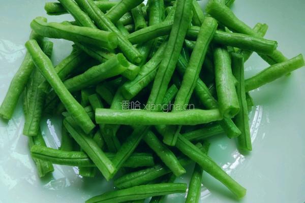 茄子炒豆角的做法图解2