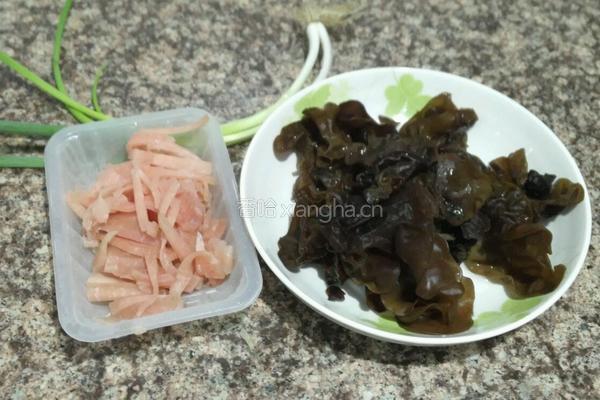 木耳小炒肉的做法图解1
