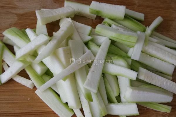丝瓜炒毛豆的做法图解2