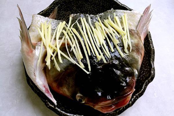 湖南剁椒鱼头的做法图解3