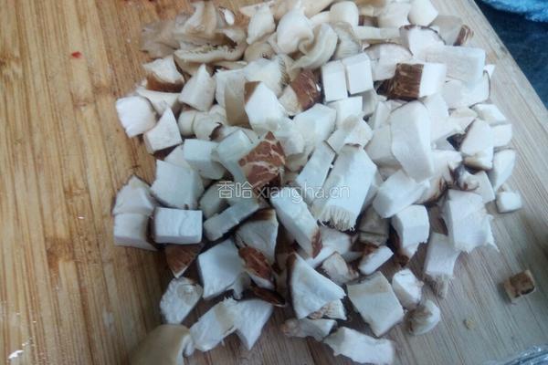 香菇毛豆瘦肉酱的做法图解3