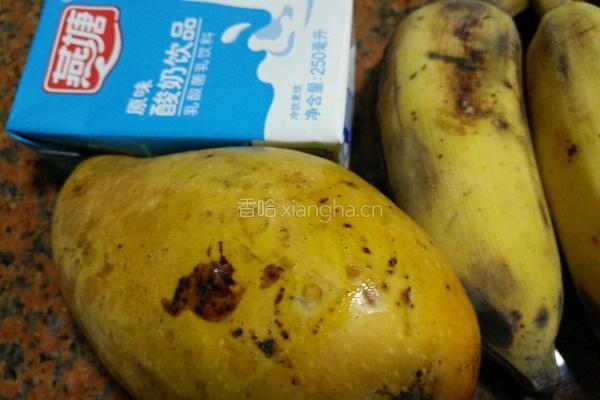 香蕉芒果奶昔的做法图解1