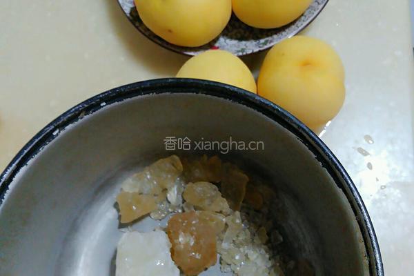 冰糖黄桃罐头的做法图解1