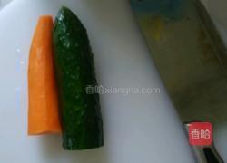 胡萝卜黄瓜蛋炒饭的做法图解1