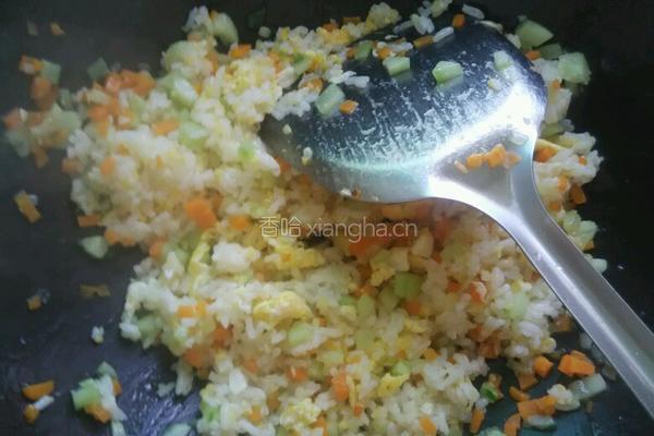胡萝卜黄瓜蛋炒饭的做法图解7
