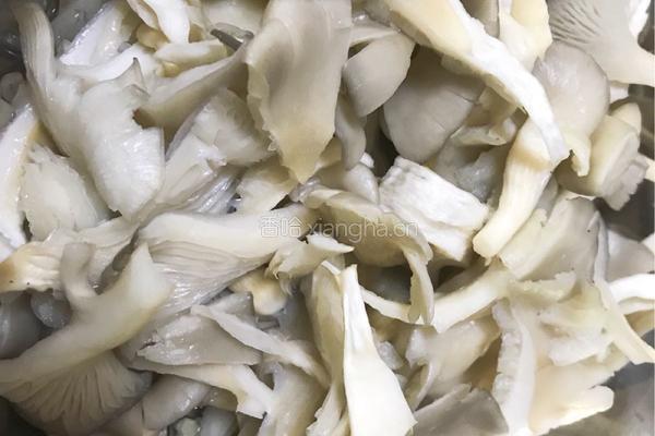 平菇菌汤的做法图解2