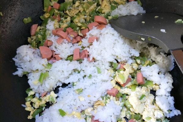 青椒鸡蛋火腿炒饭的做法图解6