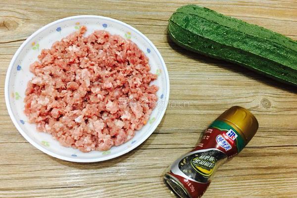 丝瓜丸子汤（夏季三伏天最佳搭配）的做法图解1