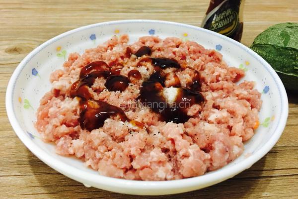 丝瓜丸子汤（夏季三伏天最佳搭配）的做法图解2