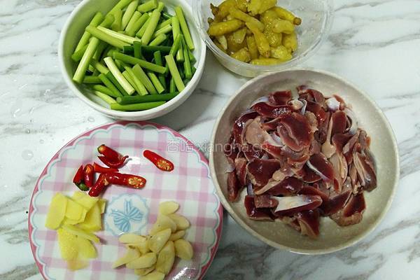 泡椒蒜苔炒鸡胗的做法图解2