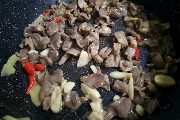 泡椒蒜苔炒鸡胗的做法图解6