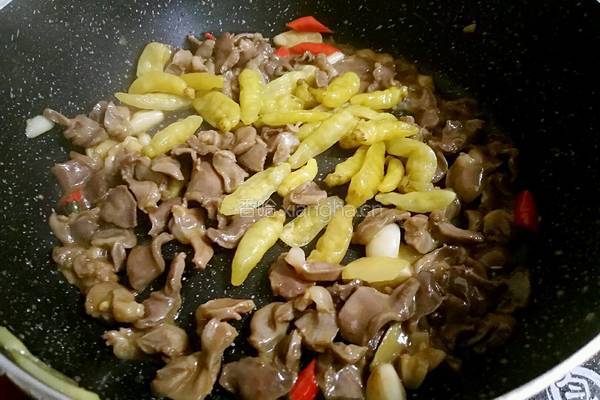 泡椒蒜苔炒鸡胗的做法图解8