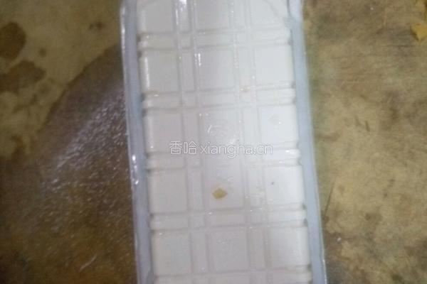 皮蛋豆腐的做法图解2