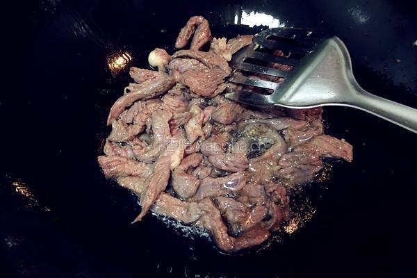 青椒炒牛柳的做法图解2