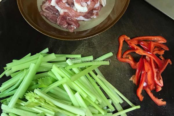 芹菜肉丝的做法图解1