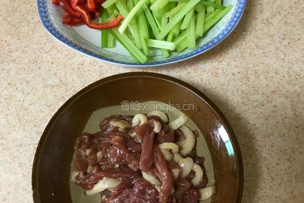 芹菜肉丝的做法图解2