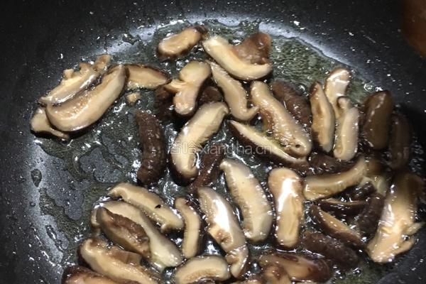 茭白炒香菇的做法图解2