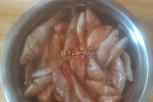 干煸小河鱼的做法图解1