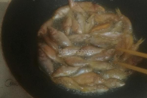 干煸小河鱼的做法图解5