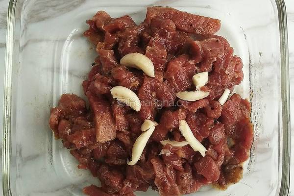 蒜香牛柳炒面的做法图解2