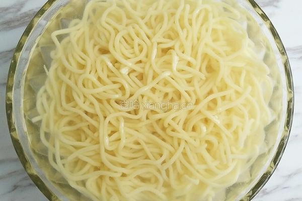 蒜香牛柳炒面的做法图解4