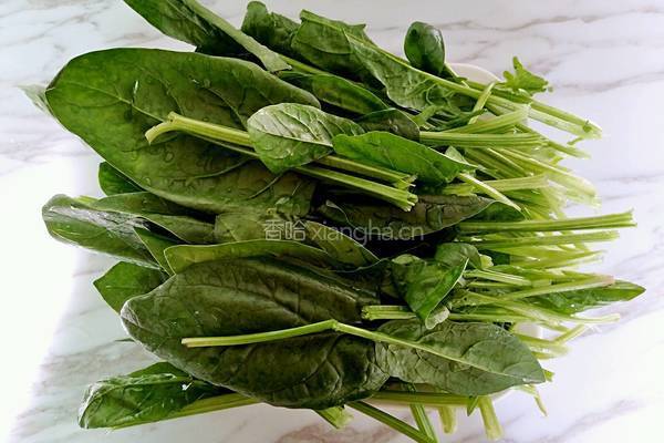 花生米拌菠菜的做法图解1
