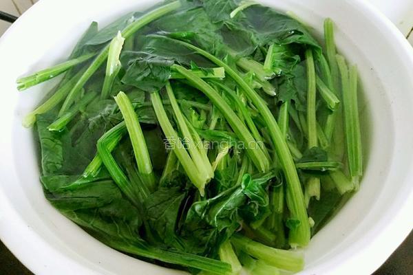 花生米拌菠菜的做法图解3
