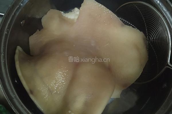 电饭锅卤猪耳的做法图解2