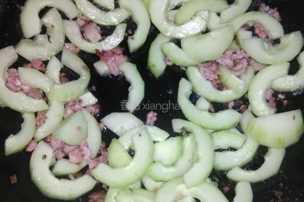 青瓜炒梅菜肉馅的做法图解4