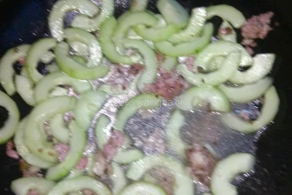 青瓜炒梅菜肉馅的做法图解5