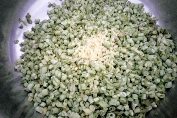 豇豆蒸疙瘩的做法图解2