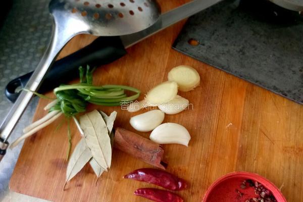 红烧肉闷鸡蛋的做法图解6