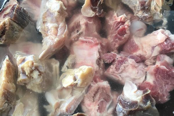腊猪蹄烧牛排骨的做法图解1