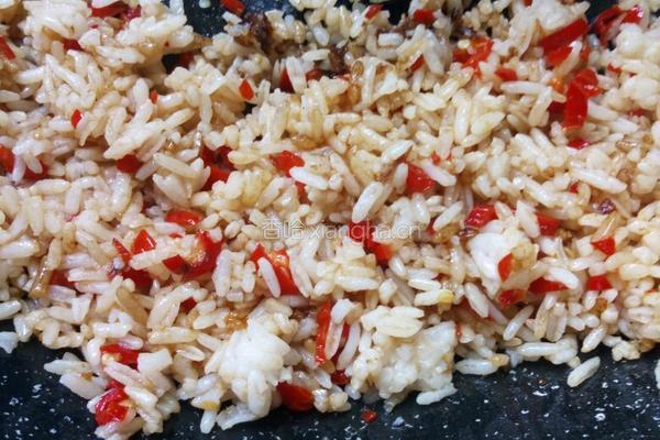 红尖椒酱油炒饭的做法图解5