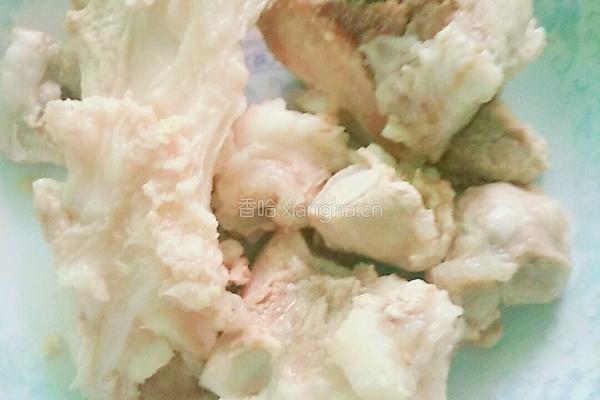 胡萝卜玉米淮山骨头汤的做法图解2