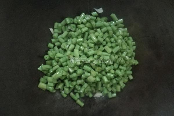 香肠豇豆丁的做法图解2