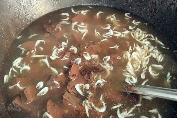 猪血油条虾米汤的做法图解3