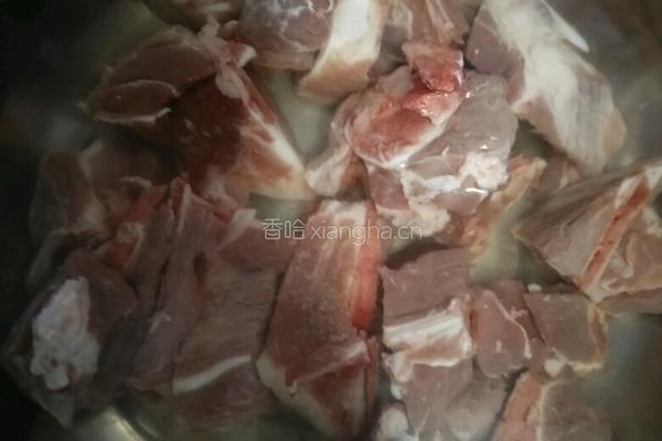 大骨头炖土豆的做法图解1